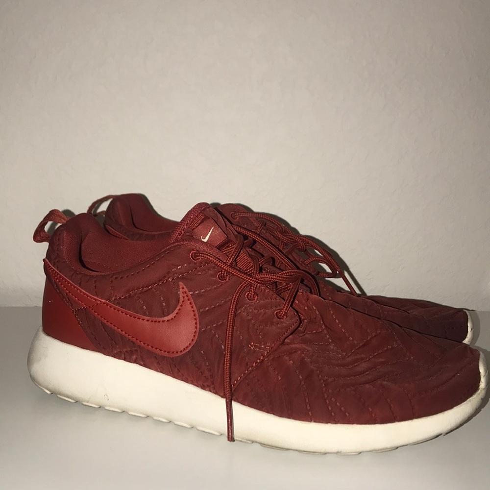 Nike Rosche Sneakers - Burgundy/Red